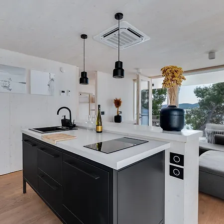 Vila Luna Buqez - 1st Sea Line By