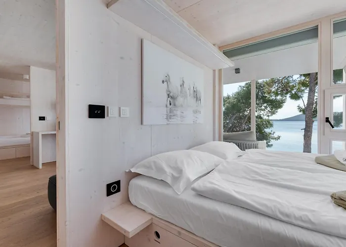 Luna Buqez - 1st Sea Line By Villa *