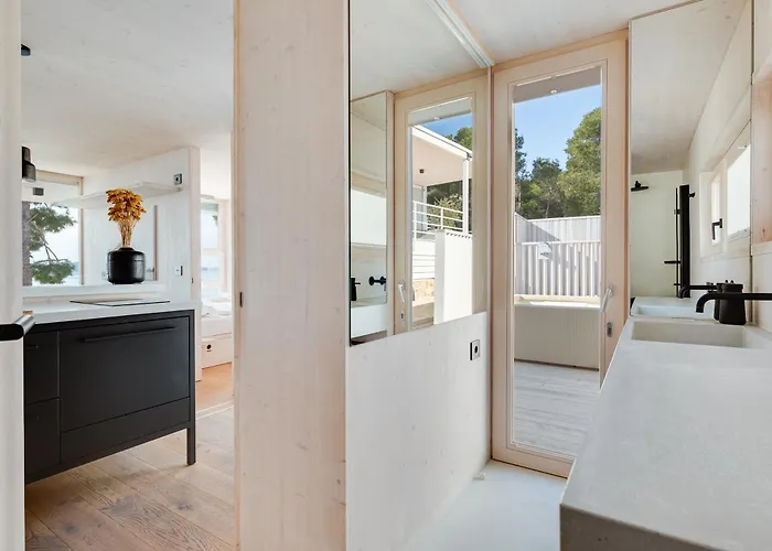 Luna Buqez - 1st Sea Line By Villa *