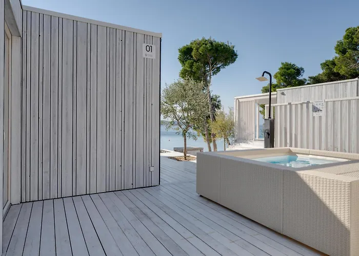 Luna Buqez - 1st Sea Line By * Drage