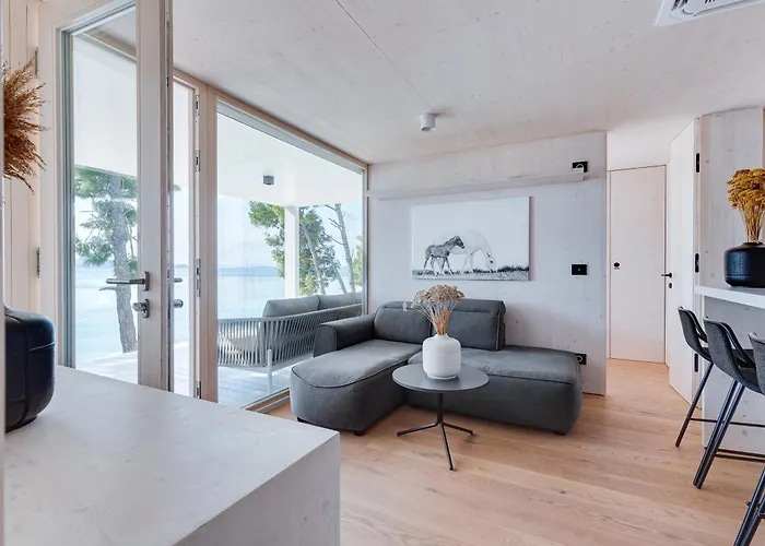 Luna Buqez - 1st Sea Line By Drage