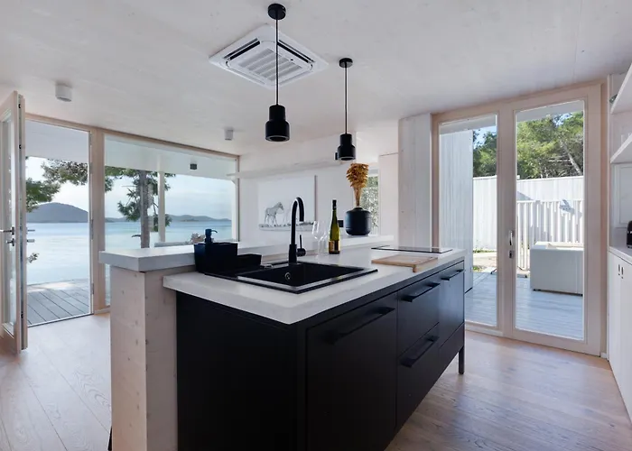 Villa Luna Buqez - 1st Sea Line By