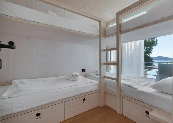 Luna Buqez - 1st Sea Line By Drage