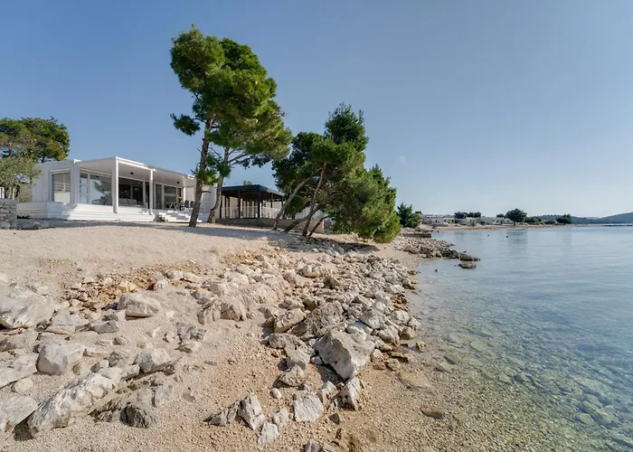 Luna Buqez - 1st Sea Line By Drage