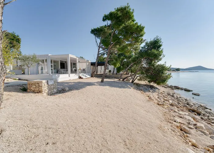 Luna Buqez - 1st Sea Line By * Drage