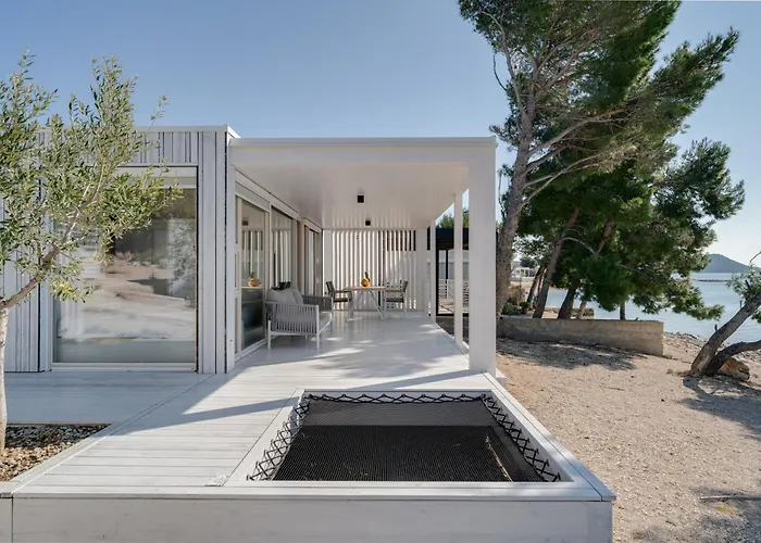 Luna Buqez - 1st Sea Line By Drage